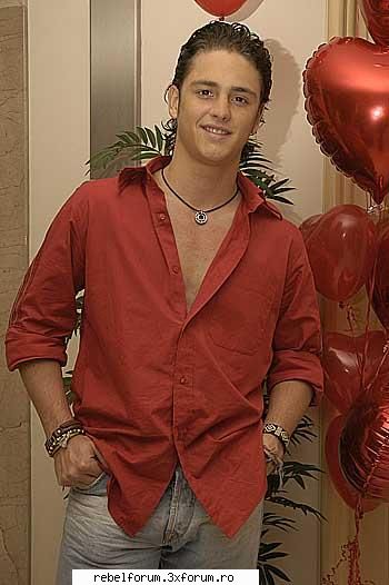 Christopher - camasa lui se asorteaza cu inimioarele - Christopher