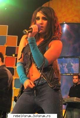 Poze cu ea de la concerte... - D nu mai raspundeti - Dulce Maria