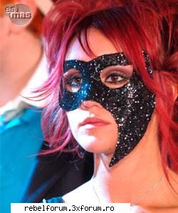 picz cu Dulce Marya - probabil k vor avea un bal mascat in film - Dulce Maria